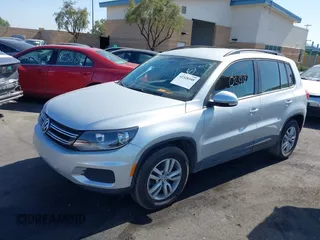 2015 Volkswagen Tiguan S z VIN WVGAV7AX8FW543639, wystawiony jako IAAI lot #42328348 z przebiegiem 76 311 mil mil oraz . Historia ofert i sprzedaży dostępna na DreamBid. Obrazek 2.