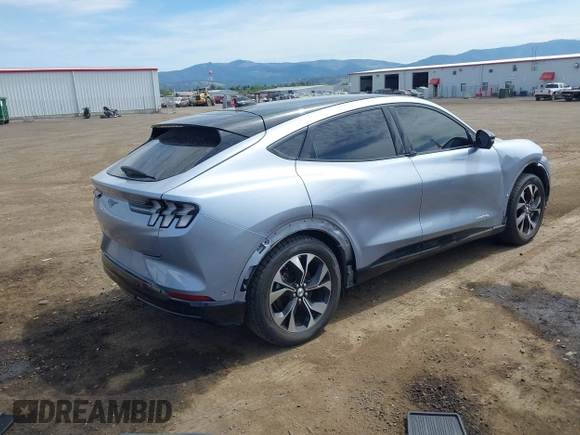 2022 Ford Mustang Mach-E Premium z VIN 3FMTK3SS7NMA02299, wystawiony jako IAAI lot #42238270 z przebiegiem 50 996 mil mil oraz . Historia ofert i sprzedaży dostępna na DreamBid. Obrazek 4.