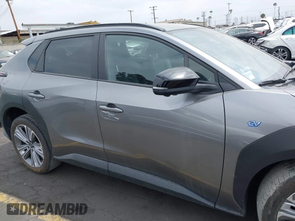 2024 Subaru Solterra Premium z VIN JTMABABA2RA056054, wystawiony jako IAAI lot #42018399 z przebiegiem 6 220 mil mil oraz . Historia ofert i sprzedaży dostępna na DreamBid. Obrazek 14.