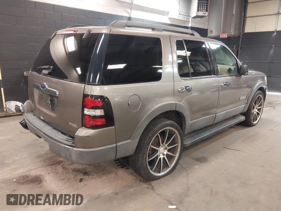 2006 Ford Explorer XLT with VIN 1FMEU73E06UB06021, listed as a IAAI auction lot 41910253 with 202,797 mi miles. Bid and sale history available at carsss.com. Image 4.