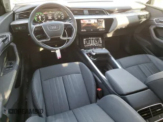 2024 Audi Q8 e-tron Premium Plus z VIN WA15AAGEXRB042875, wystawiony jako Copart lot #73211474 z przebiegiem 5 674 mil mil oraz Szkoda całkowita • Salvage title. Historia ofert i sprzedaży dostępna na DreamBid. Obrazek 8.