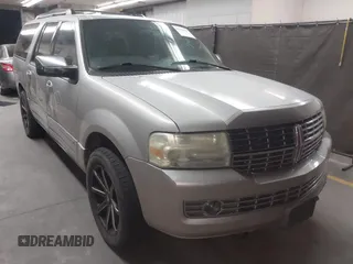 2007 Lincoln Navigator z VIN 5LMFL28597LJ11032, wystawiony jako IAAI lot #42250797 z przebiegiem 248 112 mil mil oraz . Historia ofert i sprzedaży dostępna na DreamBid. Obrazek 1.
