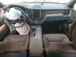 2023 Volvo XC60 Plus Dark Theme z VIN YV4H60DLXP1338593, wystawiony jako Copart lot #54832565 z przebiegiem 17 406 mil mil oraz Nie do naprawy • Non repairable. Historia ofert i sprzedaży dostępna na DreamBid. Obrazek 8.