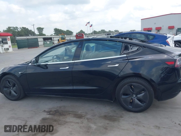 2018 Tesla Model 3 Long Range Battery z VIN 5YJ3E1EB3JF178812, wystawiony jako IAAI lot #42124838 z przebiegiem 124 229 mil mil oraz . Historia ofert i sprzedaży dostępna na DreamBid. Obrazek 15.