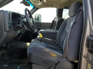 2006 GMC Sierra 2500HD SLT z VIN 1GTHK29D86E167541, wystawiony jako Copart lot #71894724 z przebiegiem Nie podano mil oraz Czysty tytuł • Clean title. Historia ofert i sprzedaży dostępna na DreamBid. Obrazek 7.