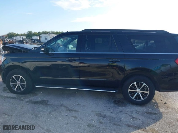 2018 Ford Expedition Max XLT with VIN 1FMJK1HT5JEA05813, listed as a IAAI auction lot 37641486 with NaN miles. Bid and sale history available at carsss.com. Image 13.