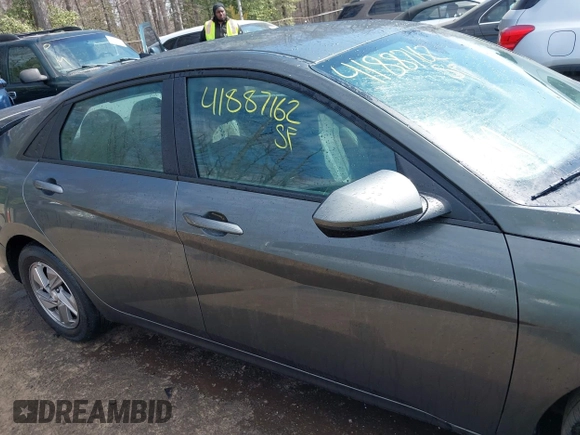 2025 Hyundai Elantra SE z VIN KMHLL4DG0SU855615, wystawiony jako IAAI lot #41887162 z przebiegiem 24 180 mil mil oraz . Historia ofert i sprzedaży dostępna na DreamBid. Obrazek 13.