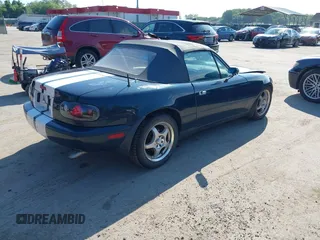 1996 Mazda MX-5 Miata z VIN JM1NA3533T0716564, wystawiony jako IAAI lot #42191052 z przebiegiem 101 713 mil mil oraz . Historia ofert i sprzedaży dostępna na DreamBid. Obrazek 4.