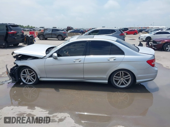 2014 Mercedes-Benz C 250 Sport z VIN WDDGF4HB1EA966634, wystawiony jako IAAI lot #42423577 z przebiegiem 159 296 mil mil oraz . Historia ofert i sprzedaży dostępna na DreamBid. Obrazek 14.