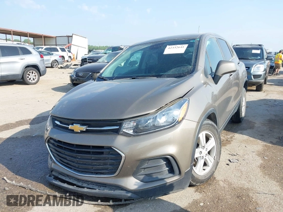 2020 Chevrolet Trax LS z VIN KL7CJKSB4LB334834, wystawiony jako IAAI lot #42332641 z przebiegiem 57 195 mil mil oraz . Historia ofert i sprzedaży dostępna na DreamBid. Obrazek 2.