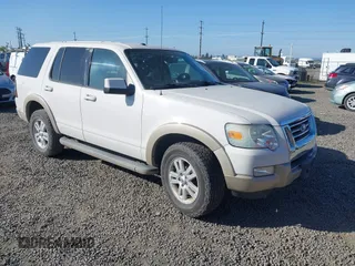 2010 Ford Explorer Eddie Bauer z VIN 1FMEU7EE8AUA98899, wystawiony jako IAAI lot #42058393 z przebiegiem 105 619 mil mil oraz . Historia ofert i sprzedaży dostępna na DreamBid. Obrazek 1.