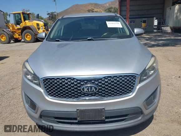 2017 Kia Sorento LX z VIN 5XYPG4A32HG210423, wystawiony jako IAAI lot #42283318 z przebiegiem 135 063 mil mil oraz . Historia ofert i sprzedaży dostępna na DreamBid. Obrazek 12.