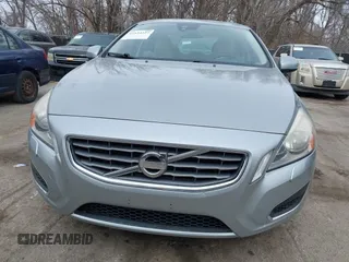 2013 Volvo S60 T5 Premier z VIN YV1612FS3D2193289, wystawiony jako IAAI lot #41534227 z przebiegiem 117 152 mil mil oraz . Historia ofert i sprzedaży dostępna na DreamBid. Obrazek 6.