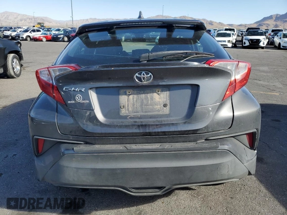 2021 Toyota C-HR LE z VIN NMTKHMBX8MR130564, wystawiony jako Copart lot #56711535 z przebiegiem 94 007 mil mil oraz Szkoda całkowita • Salvage title. Historia ofert i sprzedaży dostępna na DreamBid. Obrazek 6.
