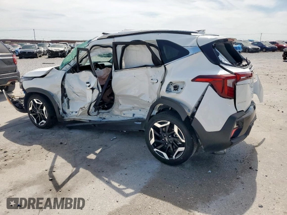 2024 Kia Seltos SX z VIN KNDETCA77R7492881, wystawiony jako Copart lot #56945705 z przebiegiem 22 866 mil mil oraz Szkoda całkowita • Salvage title. Historia ofert i sprzedaży dostępna na DreamBid. Obrazek 2.