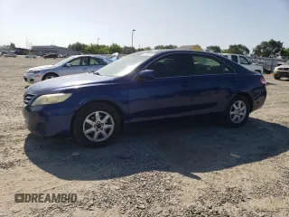 2010 Toyota Camry z VIN 4T1BF3EK6AU558413, wystawiony jako Copart lot #61203355 z przebiegiem 105 879 mil mil oraz Szkoda całkowita • Salvage title. Historia ofert i sprzedaży dostępna na DreamBid. Obrazek 1.