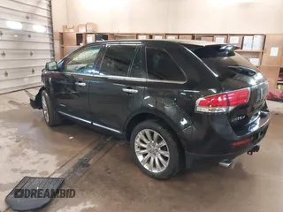 2011 Lincoln MKX z VIN 2LMDJ8JK0BBJ07032, wystawiony jako IAAI lot #41866897 z przebiegiem 232 796 mil mil oraz . Historia ofert i sprzedaży dostępna na DreamBid. Obrazek 3.