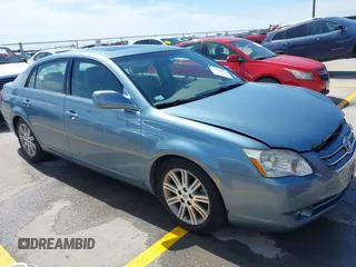 2007 Toyota Avalon XL z VIN 4T1BK36B67U244179, wystawiony jako IAAI lot #42238936 z przebiegiem 104 176 mil mil oraz . Historia ofert i sprzedaży dostępna na DreamBid. Obrazek 1.