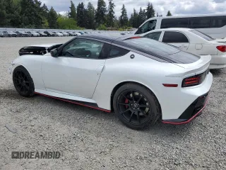 2024 Nissan Z Nismo z VIN JN1BZ4CH6RM361913, wystawiony jako Copart lot #55568264 z przebiegiem 482 mil mil oraz Szkody całkowita. Historia ofert i sprzedaży dostępna na DreamBid. Obrazek 2.