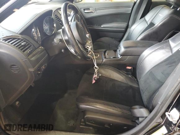 2013 Chrysler 300 SRT-8 z VIN 2C3CCAFJ5DH652791, wystawiony jako Copart lot #55895915 z przebiegiem 146 485 mil mil oraz Szkoda całkowita • Salvage title. Historia ofert i sprzedaży dostępna na DreamBid. Obrazek 7.