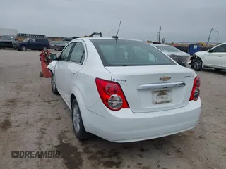 2015 Chevrolet Sonic LT z VIN 1G1JC5SH7F4112395, wystawiony jako IAAI lot #41931652 z przebiegiem 131 610 mil mil oraz . Historia ofert i sprzedaży dostępna na DreamBid. Obrazek 3.
