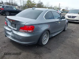 2011 BMW 1 Series 128i z VIN WBAUP9C52BVL89591, wystawiony jako IAAI lot #41951870 z przebiegiem 131 377 mil mil oraz . Historia ofert i sprzedaży dostępna na DreamBid. Obrazek 4.