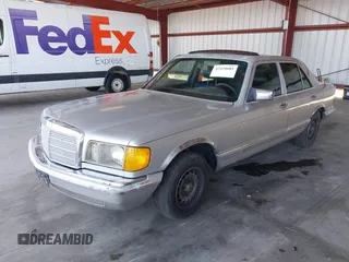 1983 Mercedes-Benz 300 SD z VIN WDBCB20A8DB035826, wystawiony jako IAAI lot #42420681 z przebiegiem 265 601 mil mil oraz . Historia ofert i sprzedaży dostępna na DreamBid. Obrazek 2.