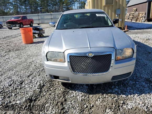 2005 Chrysler 300 with VIN 2C3JA43R55H664546, listed as a Copart auction lot 42572745 with 262,569 mi miles and Salvage Title. Bid and sale history available at carsss.com. Image 5.