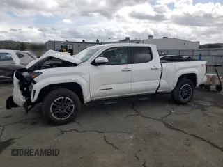 2024 Toyota Tacoma SR5 z VIN 3TYLB5JN8RT055941, wystawiony jako Copart lot #51496925 z przebiegiem 5 127 mil mil oraz Szkoda całkowita • Salvage title. Historia ofert i sprzedaży dostępna na DreamBid. Obrazek 1.