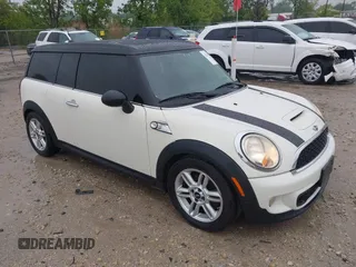 2011 MINI Clubman S z VIN WMWZG3C57BTY36074, wystawiony jako IAAI lot #42371159 z przebiegiem 152 993 mil mil oraz . Historia ofert i sprzedaży dostępna na DreamBid. Obrazek 1.