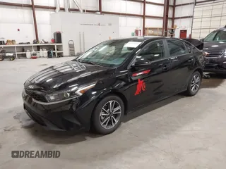 2023 Kia Forte LXS z VIN 3KPF24AD4PE646186, wystawiony jako IAAI lot #42137342 z przebiegiem 15 866 mil mil oraz . Historia ofert i sprzedaży dostępna na DreamBid. Obrazek 2.