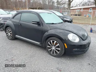 2014 Volkswagen Beetle 1.8T z VIN 3VWJ17AT4EM637462, wystawiony jako IAAI lot #41193009 z przebiegiem 96 046 mil mil oraz . Historia ofert i sprzedaży dostępna na DreamBid. Obrazek 1.