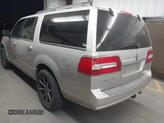 2007 Lincoln Navigator z VIN 5LMFL28597LJ11032, wystawiony jako IAAI lot #42250797 z przebiegiem 248 112 mil mil oraz . Historia ofert i sprzedaży dostępna na DreamBid. Obrazek 3.