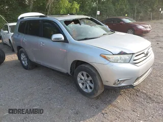2011 Toyota Highlander z VIN 5TDBK3EH1BS076474, wystawiony jako IAAI lot #42496335 z przebiegiem 73 513 mil mil oraz . Historia ofert i sprzedaży dostępna na DreamBid. Obrazek 1.