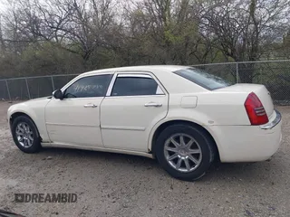 2005 Chrysler 300 with VIN 2C3JA63H25H686717, listed as a IAAI auction lot 41925750 with 230,196 mi miles. Bid and sale history available at carsss.com. Image 14.