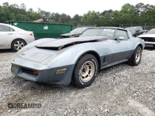 1982 Chevrolet Corvette z VIN 1G1AY8785C5101106, wystawiony jako Copart lot #58624085 z przebiegiem 242 471 mil mil oraz Czysty tytuł • Clean title. Historia ofert i sprzedaży dostępna na DreamBid. Obrazek 1.