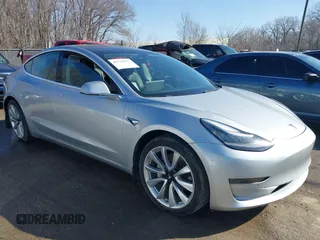 2018 Tesla Model 3 Long Range Battery z VIN 5YJ3E1EB3JF117007, wystawiony jako IAAI lot #41753572 z przebiegiem 82 444 mil mil oraz . Historia ofert i sprzedaży dostępna na DreamBid. Obrazek 13.