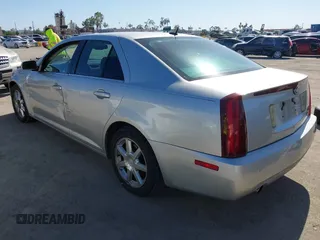 2005 Cadillac STS z VIN 1G6DW677350224198, wystawiony jako IAAI lot #42321639 z przebiegiem 122 208 mil mil oraz . Historia ofert i sprzedaży dostępna na DreamBid. Obrazek 3.