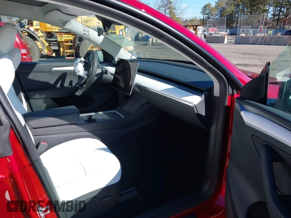 2024 Tesla Model Y z VIN 7SAYGDED4RF161518, wystawiony jako IAAI lot #41682252 z przebiegiem 6 844 mil mil oraz . Historia ofert i sprzedaży dostępna na DreamBid. Obrazek 5.