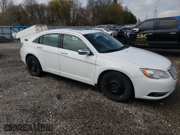 2014 Chrysler 200 Limited z VIN 1C3CCBCG2EN194361, wystawiony jako Copart lot #52613075 z przebiegiem 177 651 mil mil oraz Szkoda całkowita • Salvage title. Historia ofert i sprzedaży dostępna na DreamBid. Obrazek 4.