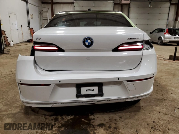 2023 BMW i7 xDrive60 z VIN WBY53EJ07PCL47356, wystawiony jako Copart lot #46454134 z przebiegiem 11 710 mil mil oraz . Historia ofert i sprzedaży dostępna na DreamBid. Obrazek 6.