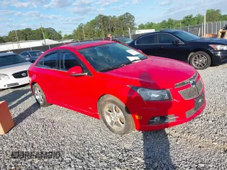 2014 Chevrolet Cruze 1LT z VIN 1G1PC5SB9E7134868, wystawiony jako IAAI lot #42196939 z przebiegiem 169 554 mil mil oraz . Historia ofert i sprzedaży dostępna na DreamBid. Obrazek 1.