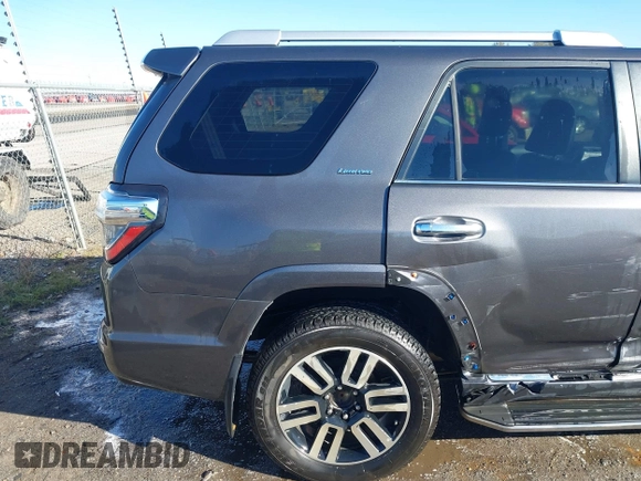 2018 Toyota 4Runner SR5 with VIN JTEBU5JR7J5543336, listed as a IAAI auction lot 41028397 with 157,997 mi miles and . Bid and sale history available at carsss.com. Image 17.