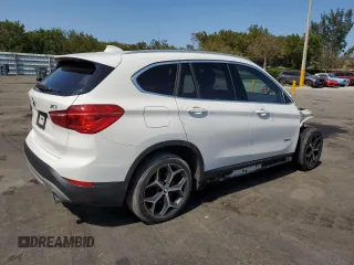 2018 BMW X1 xDrive28i z VIN WBXHT3C36J5K29503, wystawiony jako Copart lot #53448805 z przebiegiem 83 186 mil mil oraz Szkody całkowita. Historia ofert i sprzedaży dostępna na DreamBid. Obrazek 3.