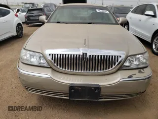 2005 Lincoln Town Car Signature z VIN 1LNHM81W25Y666645, wystawiony jako Copart lot #56103945 z przebiegiem 168 883 mil mil oraz Czysty tytuł • Clean title. Historia ofert i sprzedaży dostępna na DreamBid. Obrazek 5.