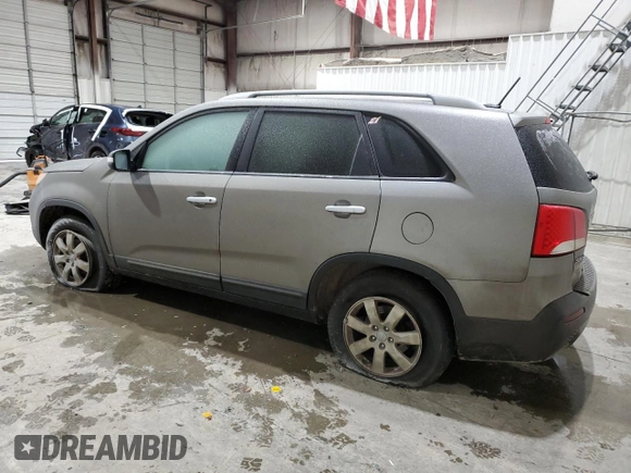 2012 Kia Sorento LX z VIN 5XYKT4A63CG241446, wystawiony jako Copart lot #45536195 z przebiegiem 177 209 mil mil oraz Szkoda całkowita • Salvage title. Historia ofert i sprzedaży dostępna na DreamBid. Obrazek 2.