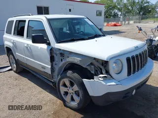 2016 Jeep Patriot Latitude z VIN 1C4NJRFB8GD632571, wystawiony jako IAAI lot #42419527 z przebiegiem 196 767 mil mil oraz . Historia ofert i sprzedaży dostępna na DreamBid. Obrazek 1.