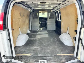 2017 GMC Savana Cargo z VIN 1GTZ7GFGXH1345543, wystawiony jako Copart lot #57692035 z przebiegiem 143 752 mil mil oraz Szkody całkowita. Historia ofert i sprzedaży dostępna na DreamBid. Obrazek 6.