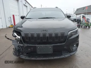 2019 Jeep Cherokee Latitude Plus z VIN 1C4PJLLB8KD396345, wystawiony jako IAAI lot #41201994 z przebiegiem 63 947 mil mil oraz . Historia ofert i sprzedaży dostępna na DreamBid. Obrazek 13.