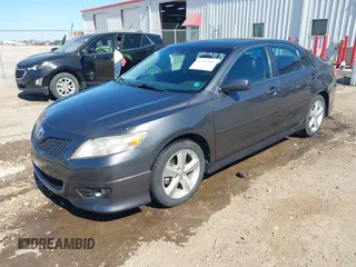 2011 Toyota Camry LE z VIN 4T1BF3EK9BU664694, wystawiony jako IAAI lot #42247007 z przebiegiem 112 306 mil mil oraz . Historia ofert i sprzedaży dostępna na DreamBid. Obrazek 17.